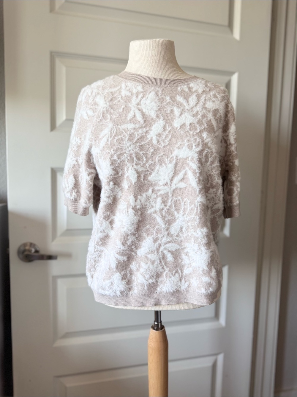 NWT Rachel Roy Beige Floral Knit Short Sleeve Sweater Soft Textured Pullover - Picture 3 of 9